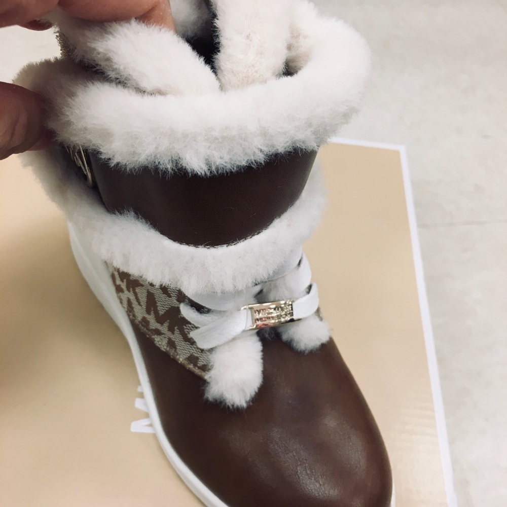 🤎🤍🤎Michael Kors 🤎Girls Velcro boots🤍🤎 - Picture 7 of 8